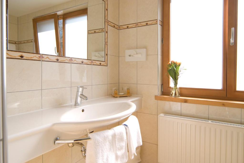 Huber Hotel Tramserhof Landeck Rom bilde